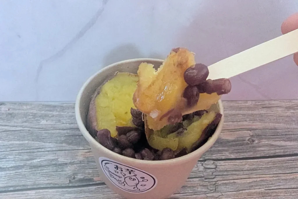 池田Sunnydayお芋カップ、スプーンでひとすくい