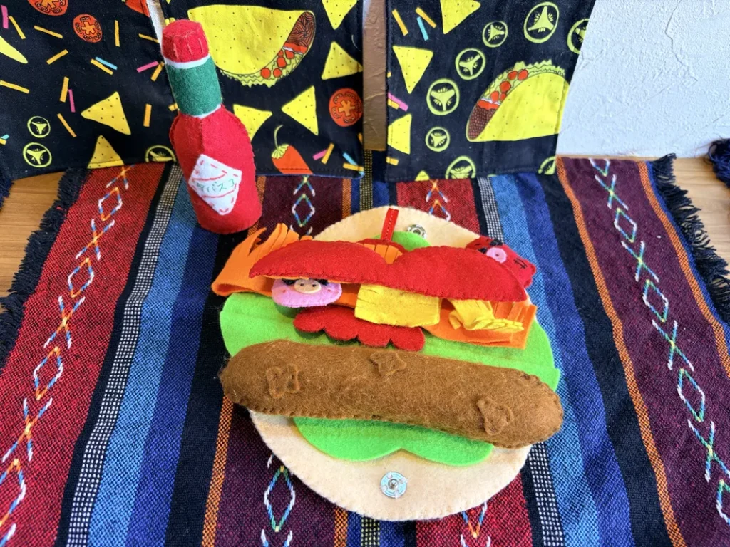 「太陽のタコス」のフェルトで作ったタコス