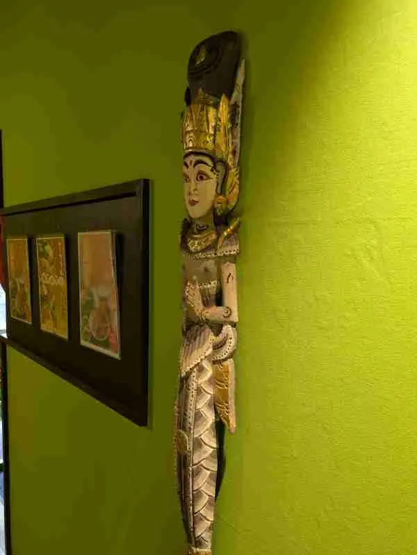 壁にはバリっぽい装飾品が飾られています。