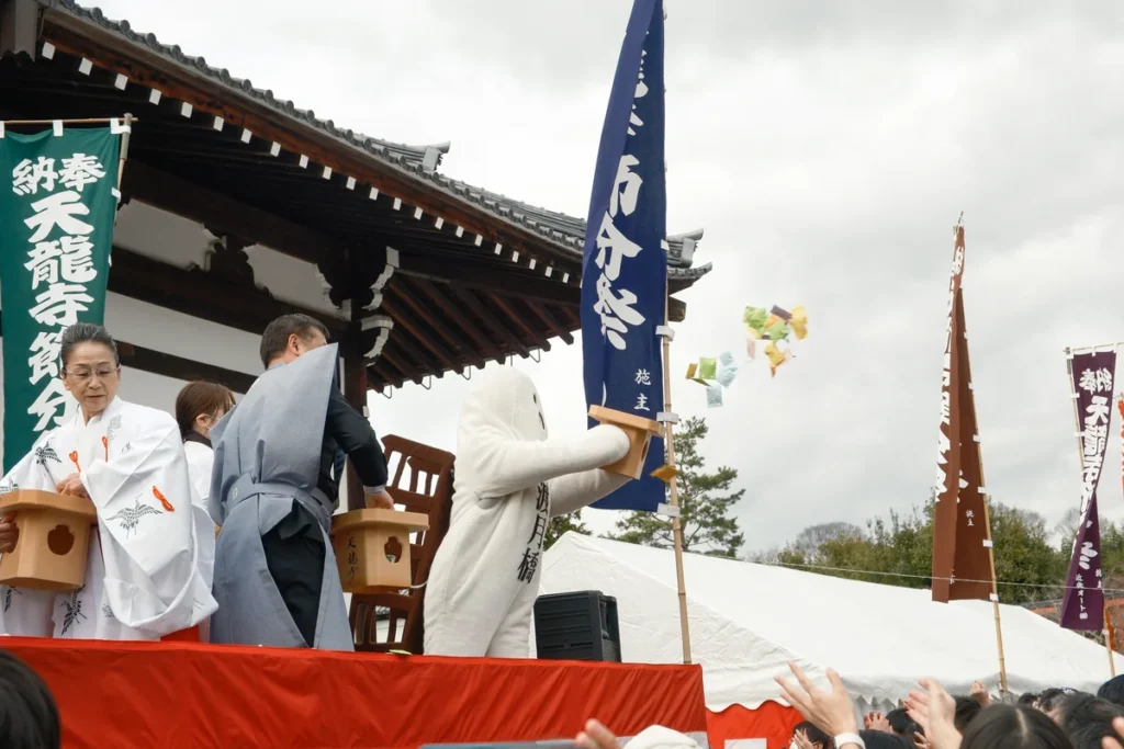 つきはしわたる　天龍寺の豆まき１