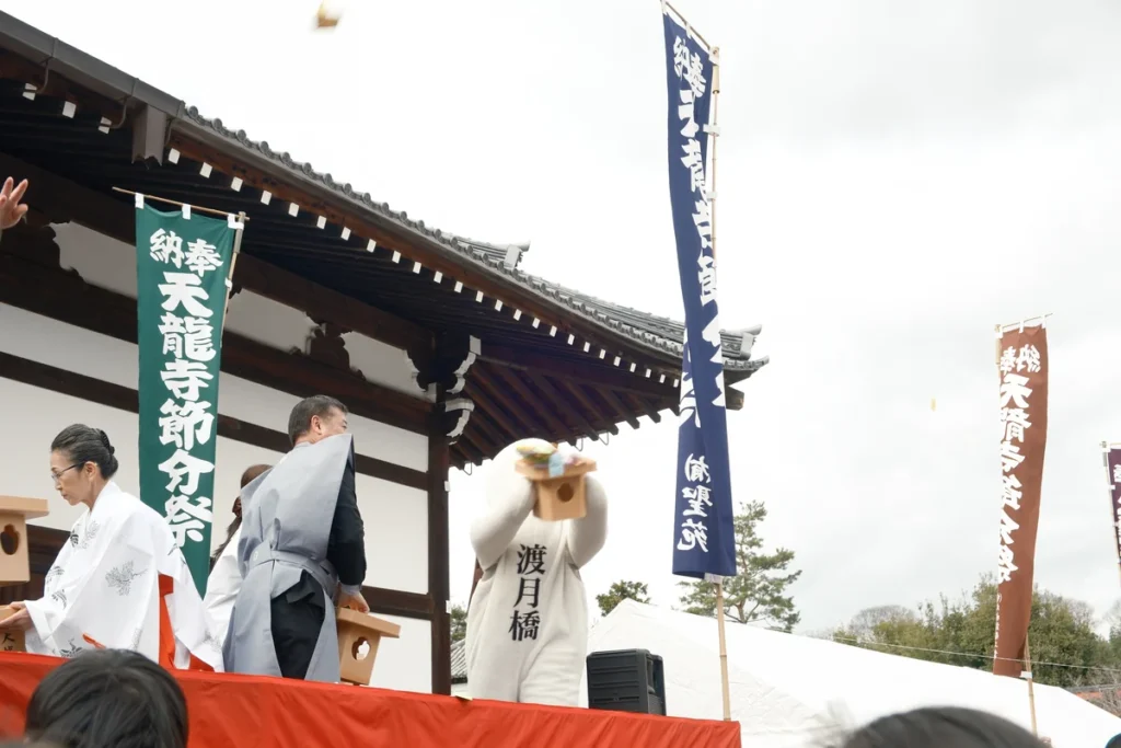 つきはしわたる　天龍寺の豆まき３