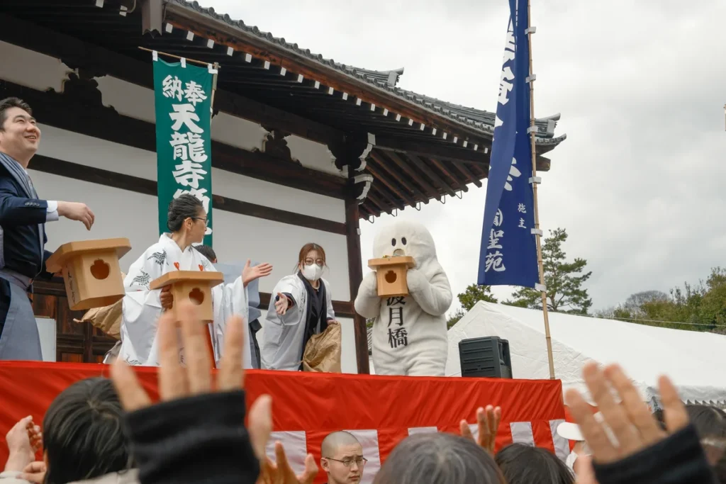 つきはしわたる　天龍寺の豆まき２