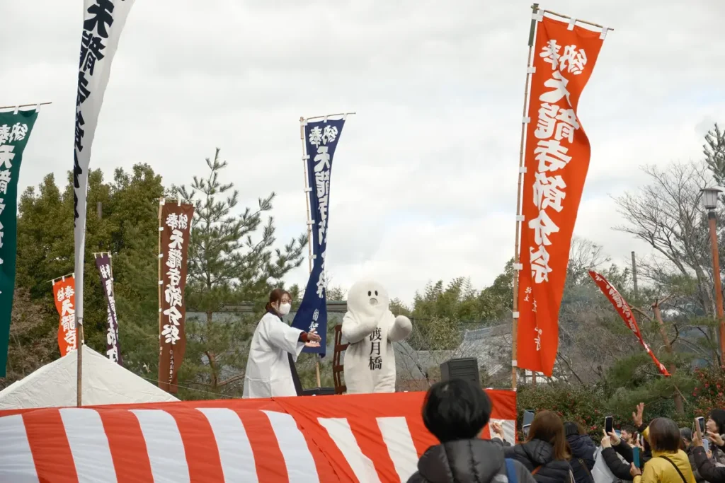 つきはしわたる　天龍寺の豆まき４