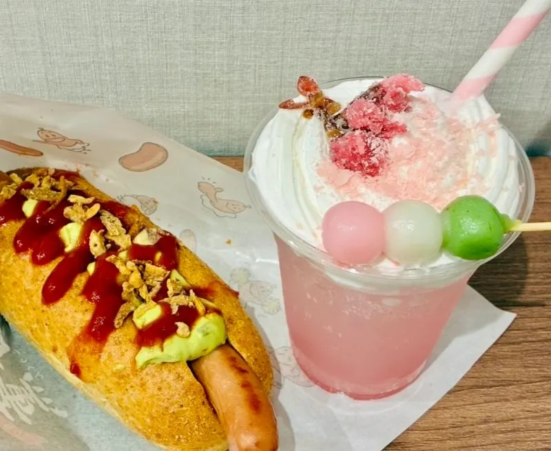 さくらお花見ソーダとアボカドソースのホットドッグ