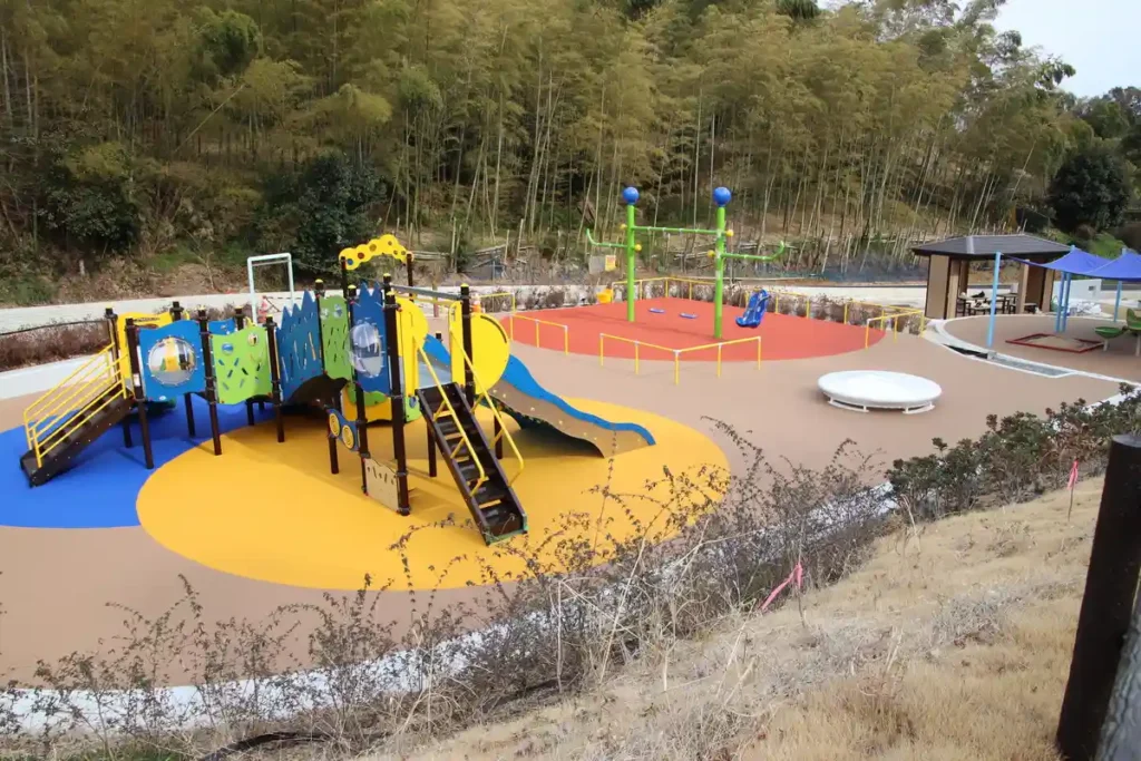 西山公園遊具エリア全体