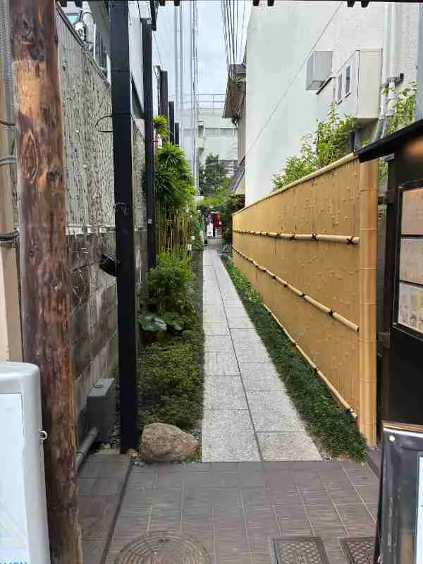 ASAN お店へ通じる路地