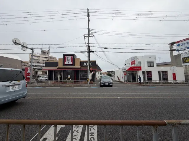 KOMOLEBIの向いの道路