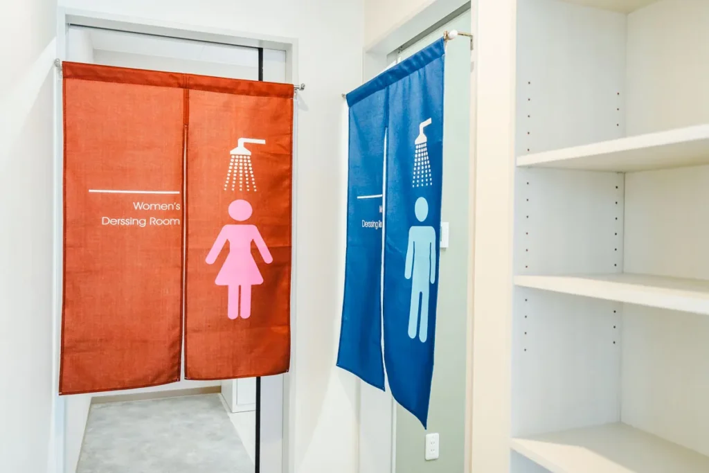 BEACH TOWN シャワー室入口