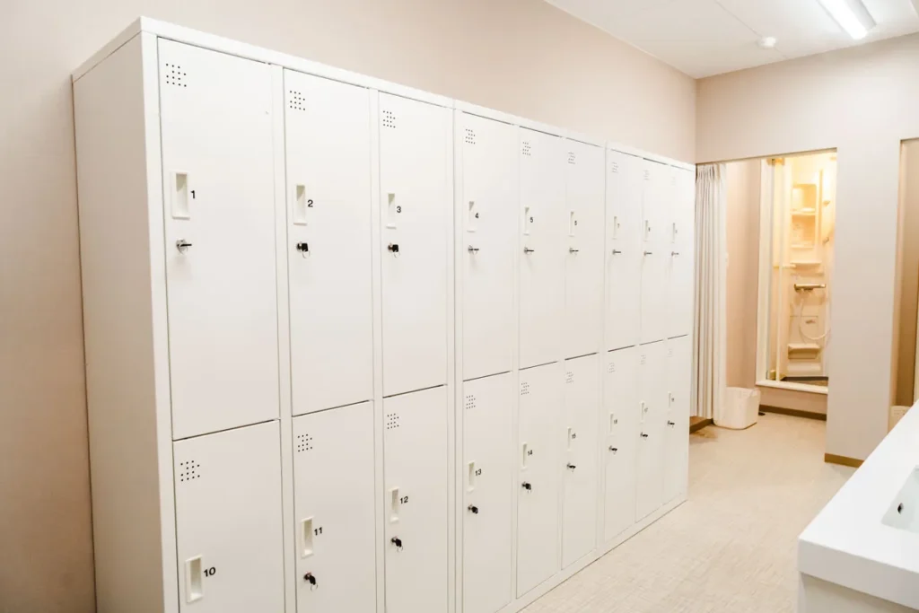 BEACH TOWN シャワー室　ロッカー