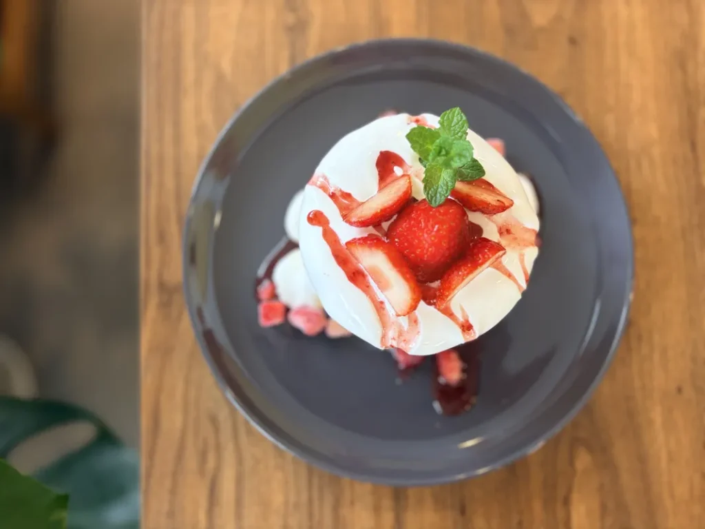 「CAFE LIEN」のイチゴのパンケーキ