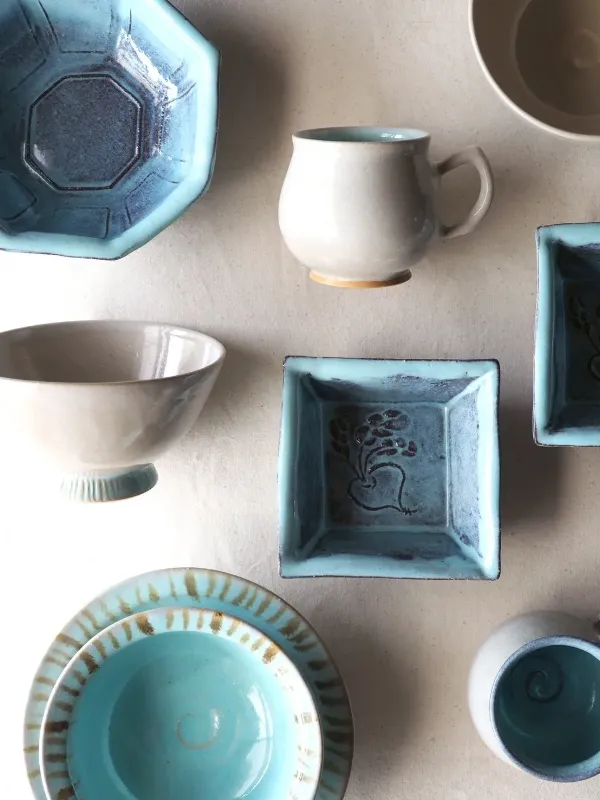 陶芸家ゆーりさんのやわらかで優しい器が並ぶ「ちいさな縁起」展、レリッシュギャラリーにて4/10-4/19開催