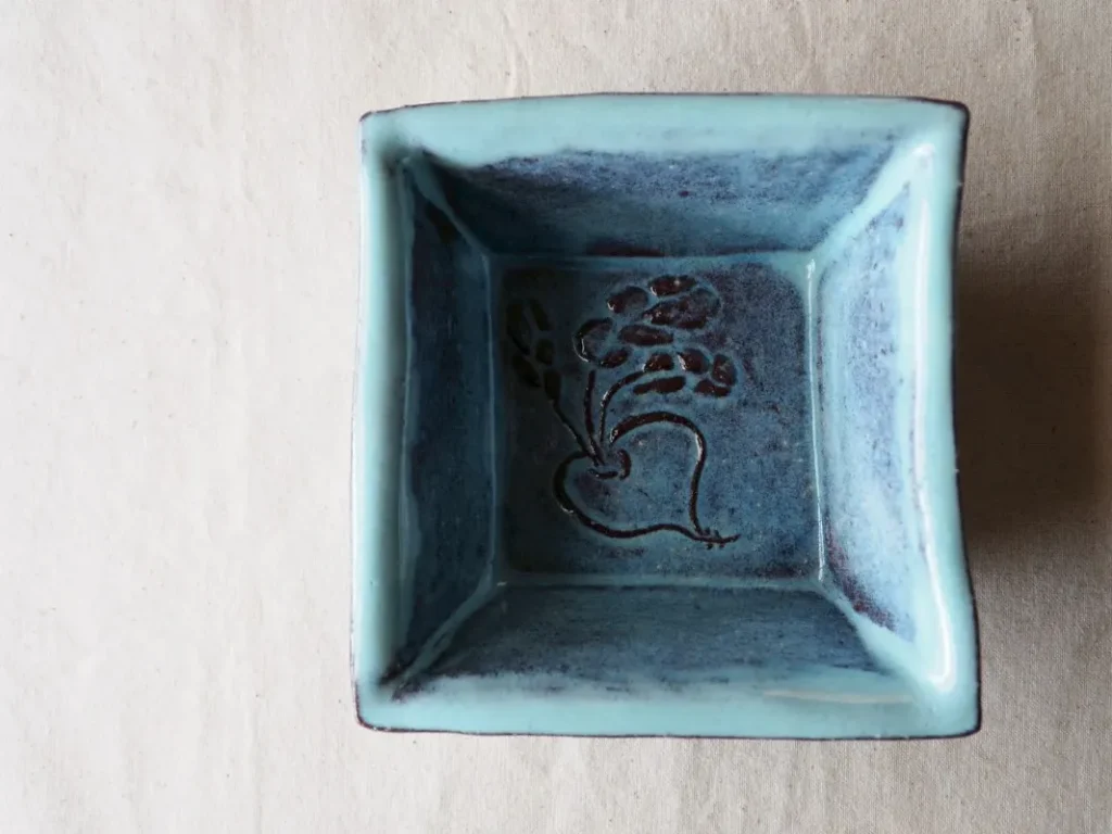 ゆーりさん作の蕪を描いた青い四角皿