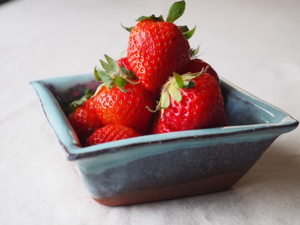 いちごを盛った四角皿