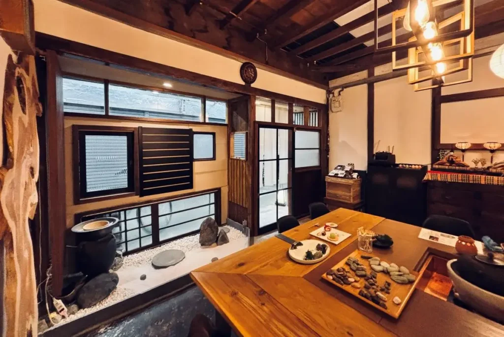 瞑茶茶房千露利　店内　枯山水　古民家カフェ