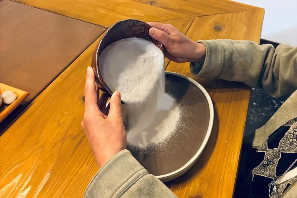 瞑茶茶房千露利　枯山水をつくる体験　砂を入れる