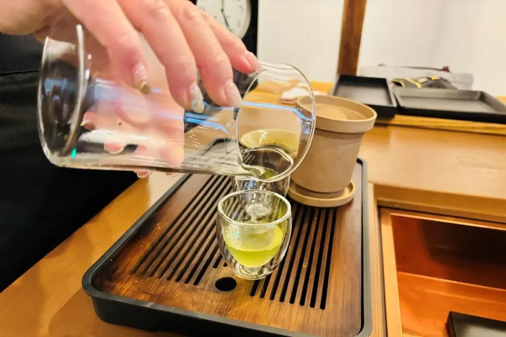 瞑茶茶房千露利　日本茶を淹れる