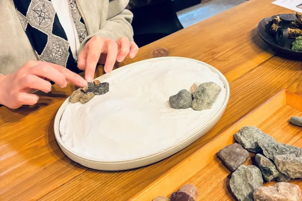 瞑茶茶房千露利　枯山水をつくる体験　石を選んで配置