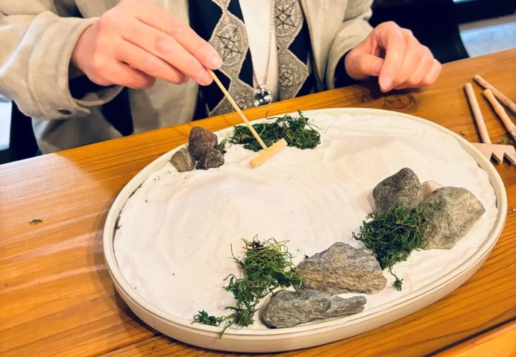 瞑茶茶房千露利　枯山水をつくる体験　波紋を描く