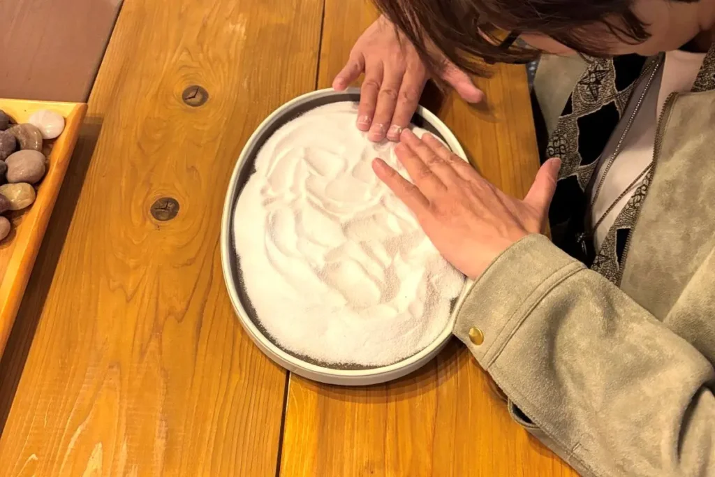 瞑茶茶房千露利　枯山水　砂をさわる