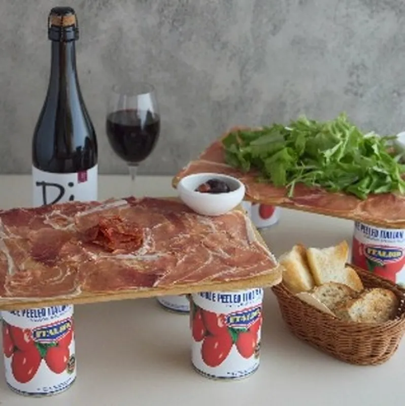 「ワインの酒場。Di PUNTO（ディプント）梅田店」「生ハムとサラミのてんこ盛り」