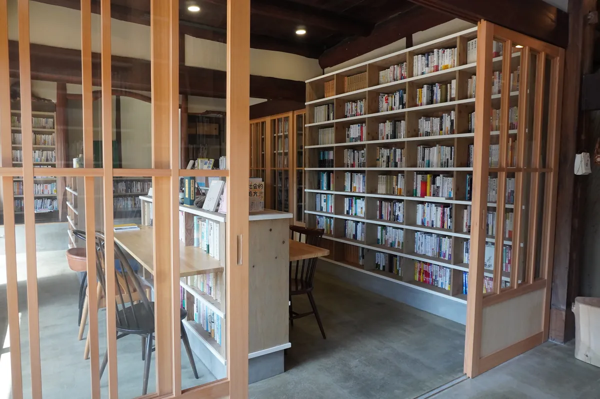 ジャンル分けしない本棚がおもしろい！ 思わぬ一冊と出合える池田の私設書庫「ふるえる書庫」