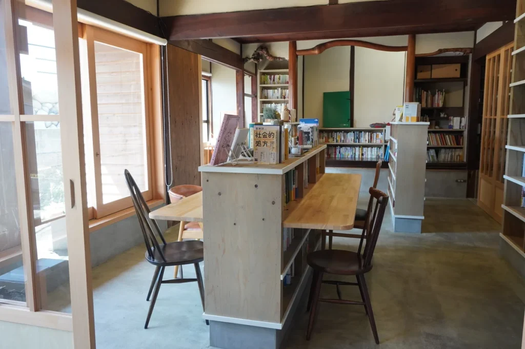 ふるえる書庫　内観３