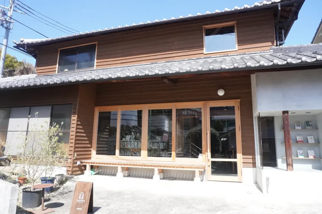 ふるえる書庫　外観