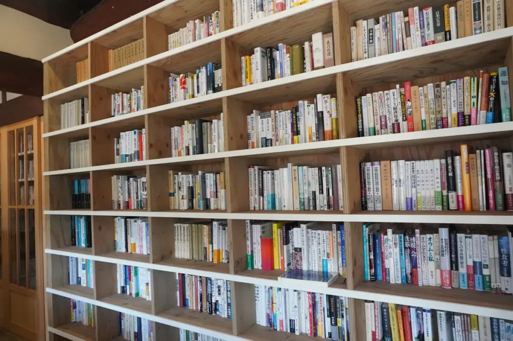 ふるえる書庫　本棚１