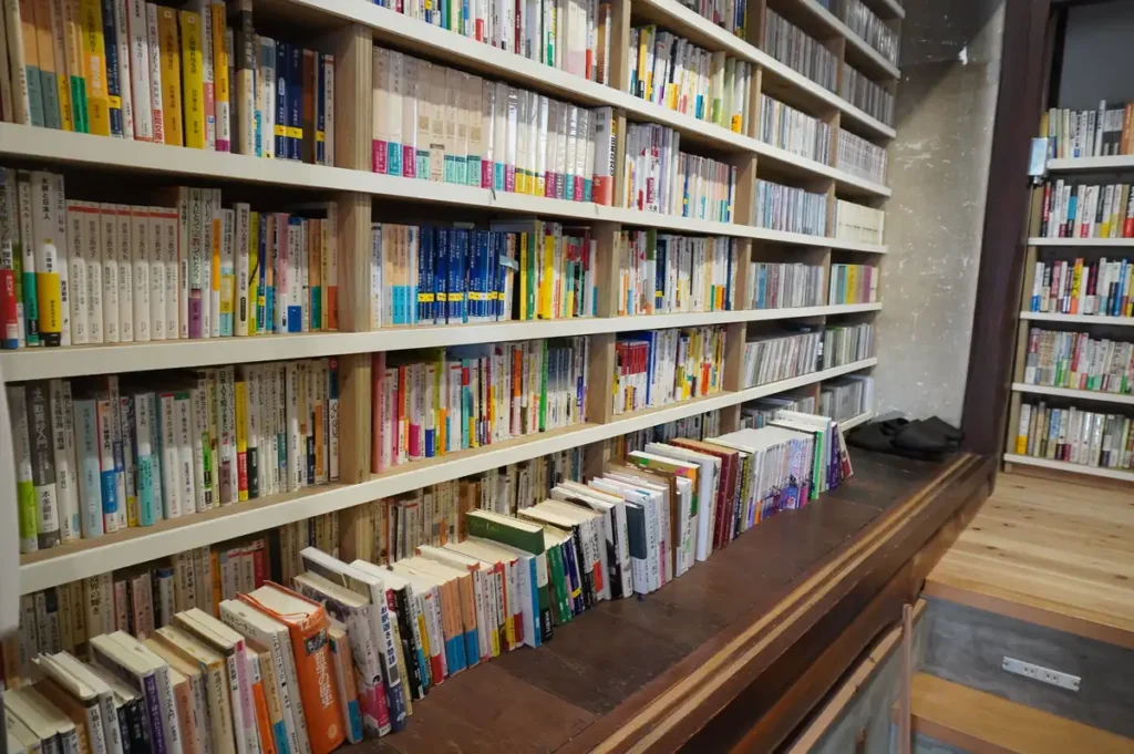 ふるえる書庫　本棚２