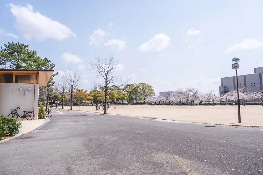 昆陽池公園　多目的広場とトイレ