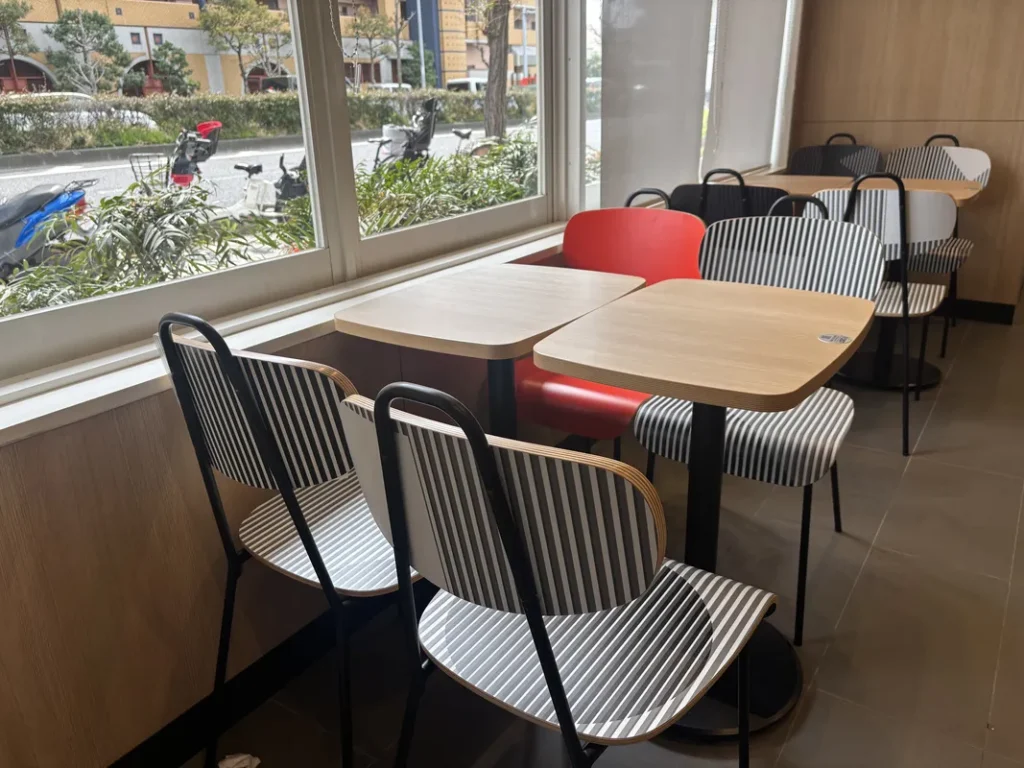 店内のテーブルとイス