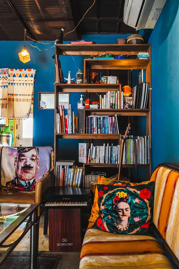 マタンゴ　店内本棚