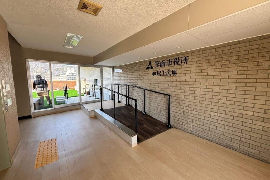 箕面市役所　屋上広場　バリアフリー
