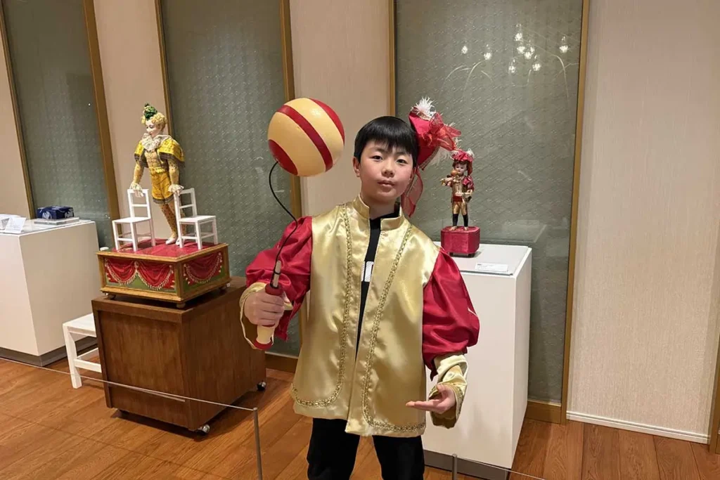 なりきり体験（けん玉をする少年）