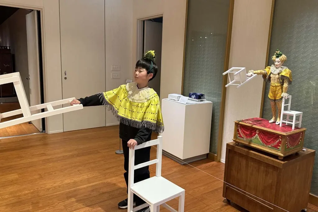 なりきり体験（椅子の曲芸をするピエロ）