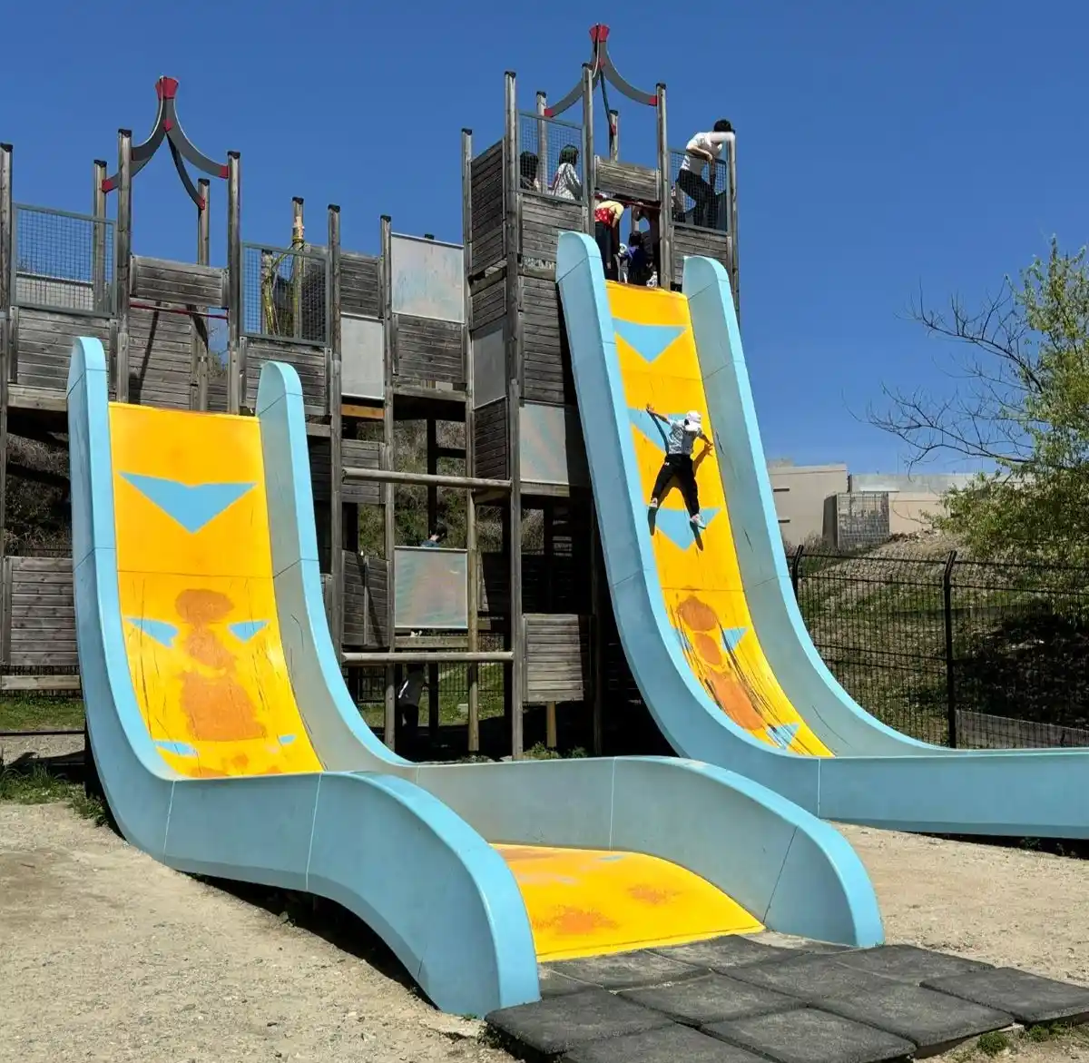 箕面 彩都なないろ公園｜関西初のフリーフォールすべり台＆ドッグラン｜子どもと愛犬のパラダイス