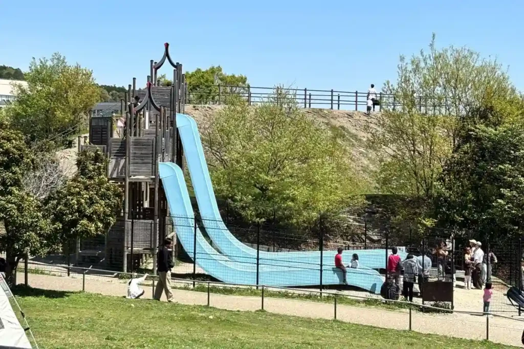 彩都なないろ公園 フリーフォール滑り台 横から見たところ