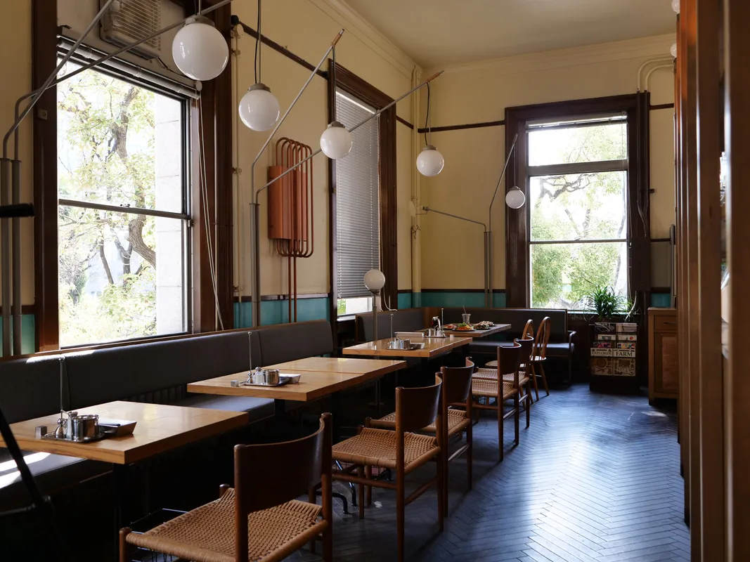 重要文化財「大阪府立中之島図書館」にオリジナルワッフル専門店が4月3日オープン！