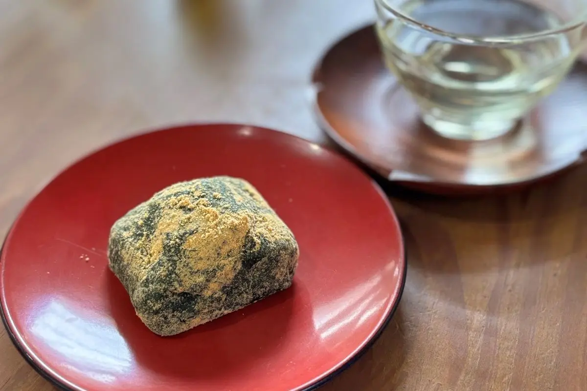 箕面 牧落｜生よもぎ×黒糖のコク。徳之島のソウルフード｜よもぎやの「よもぎ餅」を徹底解説