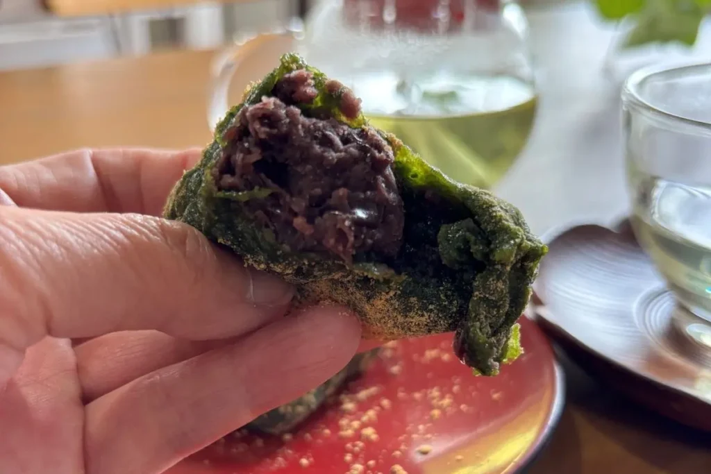 よもぎや　よもぎ餅　あんこ有り　中身