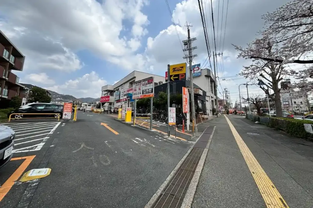 よもぎや　近隣の駐車場　タイムズ入口
