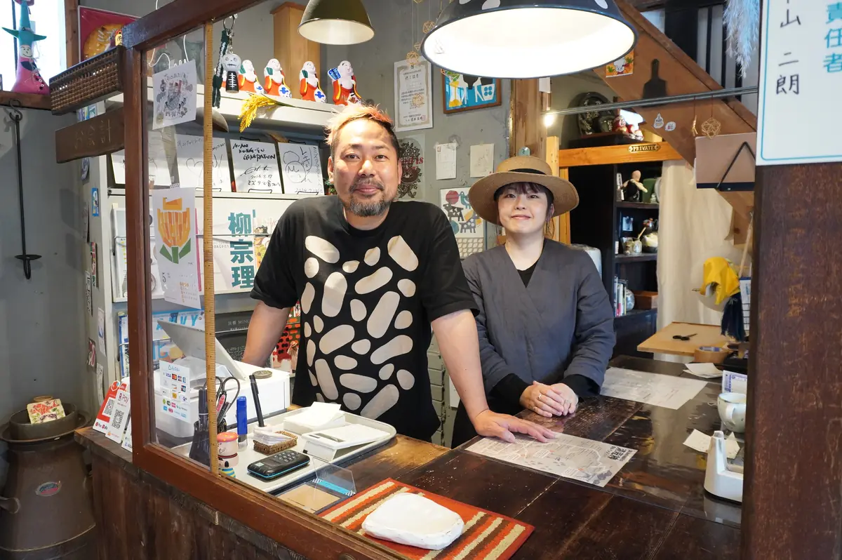 清荒神の水玉模様の器店「ミズタマ舎」へ。店主とのおしゃべりも楽しい、暮らしに寄り添う器探し