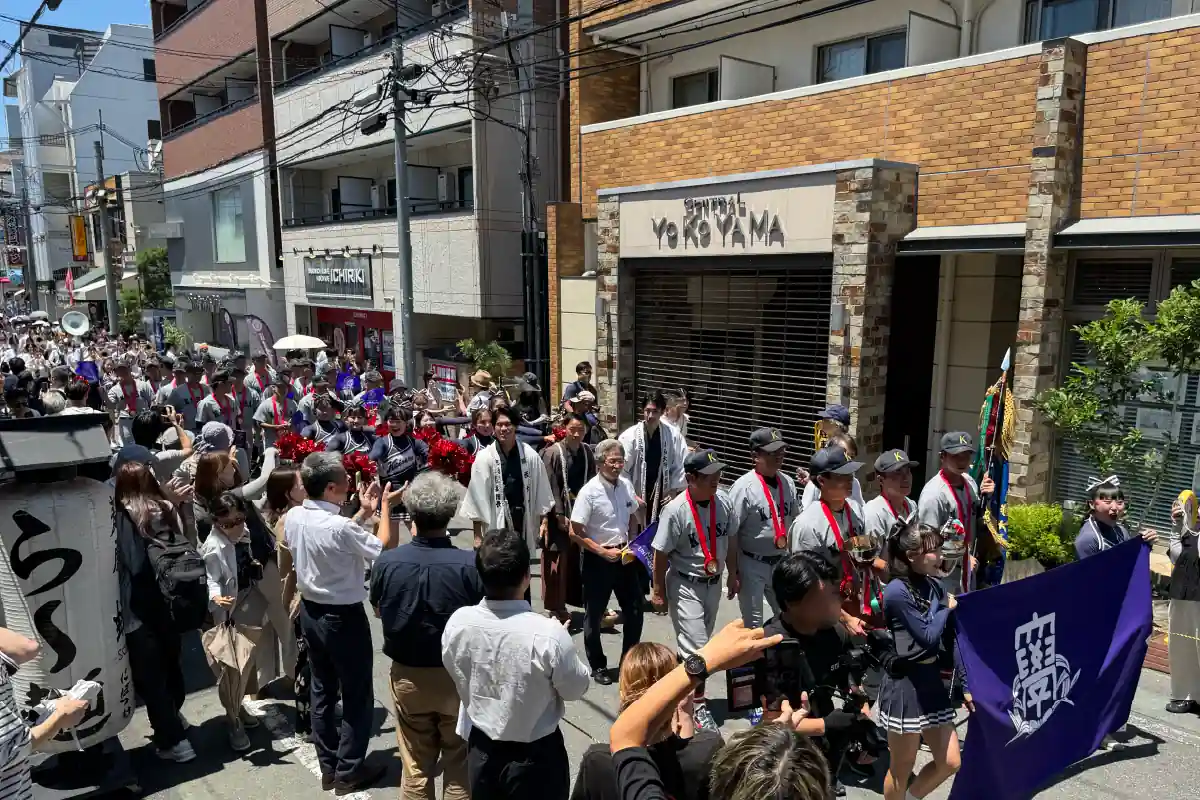 祝・54年ぶりの日本一！ 吹田「関西大学」の体育会野球部が優勝パレードを実施