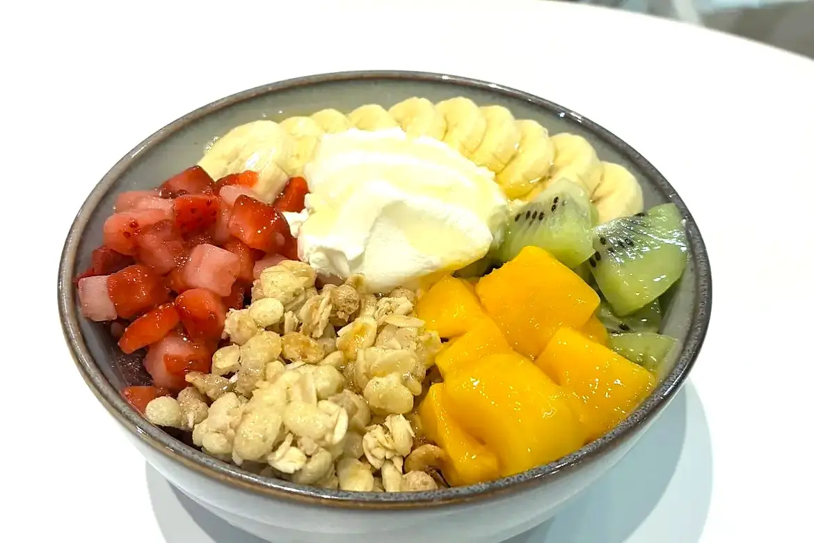 豊中 千里中央｜トッピングを自由に選んでつくる自分だけのアサイーボウル｜スイーツカフェ「Tsunagu」を深掘り解説